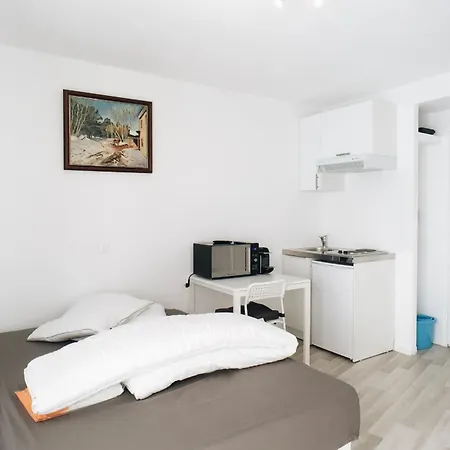 Small In Paris's 15th Conventionvaugirard Appartement